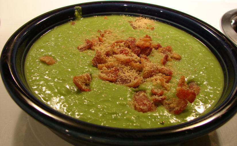 Pea soup with bacon